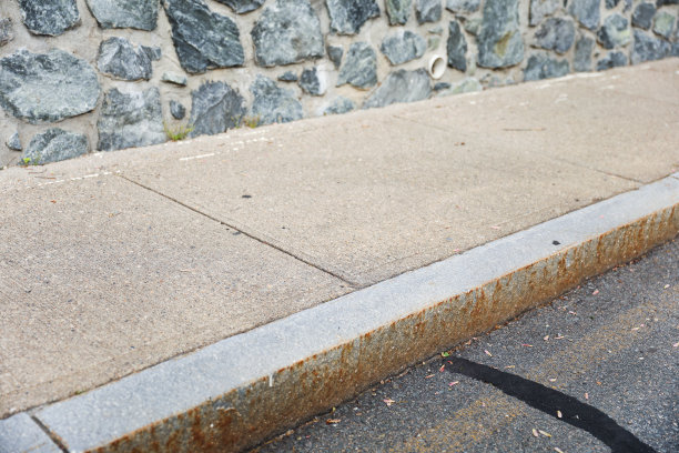 人行道象征着行人运动、城市生活和社区。它代表了一个安全的步行空间，社交互动，以及人们在城市景观中的融合图片下载