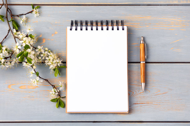 带笔的空白笔记本图片下载