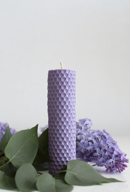 手工香薰蜡烛。一丛紫丁香和一支薰衣草蜡烛。垂直的照片。图片下载