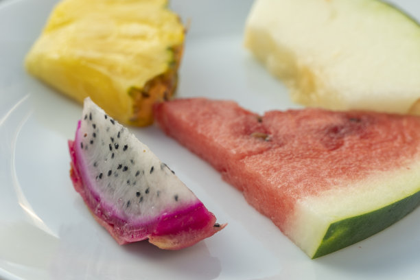 一盘新鲜水果，龙果，瓜，菠萝，西瓜图片下载