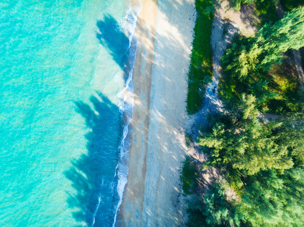 俯瞰美丽的海滩，海浪冲击沙滩，惊人的海面海岸图片下载
