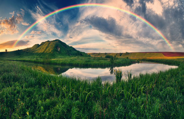 春天的河上有一道彩虹。五彩缤纷的早晨。乌克兰的性质图片下载