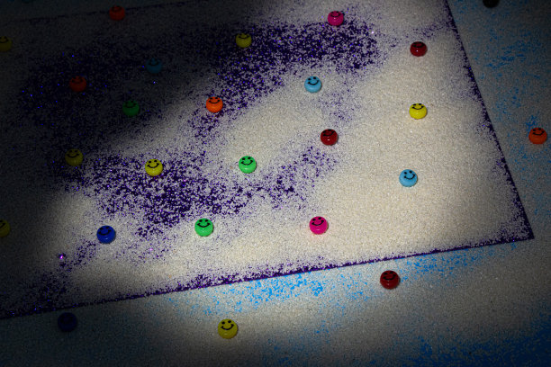 沙滩艺术背景上的彩色微笑，积极的热带夏季概念，昼夜交汇，简约图片下载