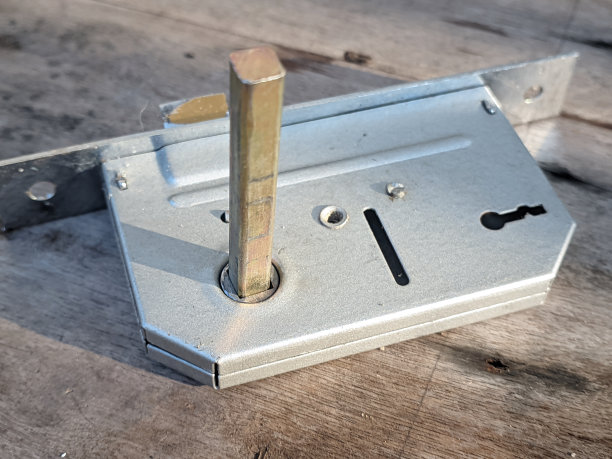 附在门上的不锈钢锁板的特写图片下载