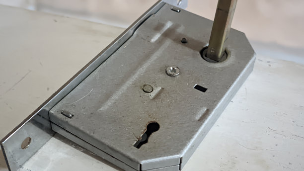 附在门上的不锈钢锁板的特写图片下载