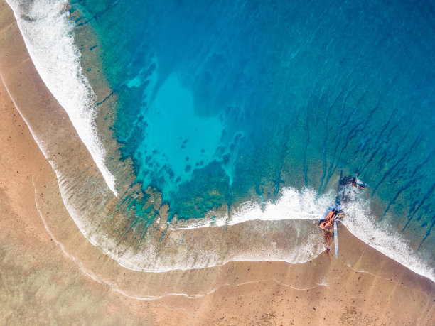 海浪到达热带海滩景观鸟瞰图图片下载