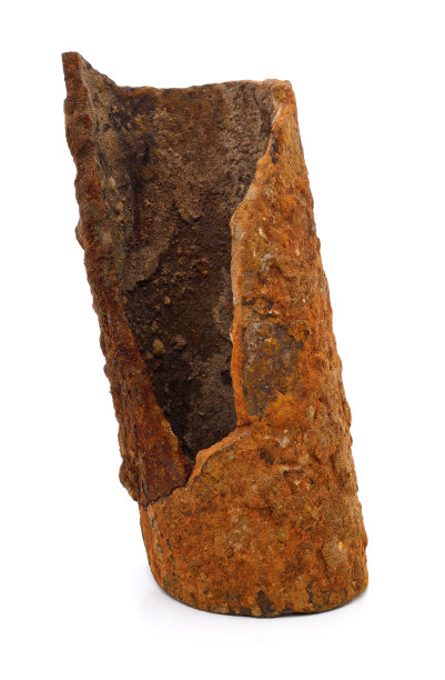 又旧又破又生锈的管子。图片下载