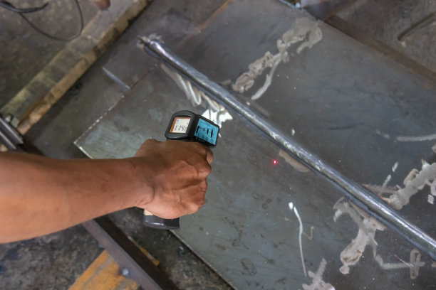 用红外温度计测量通道间温度图片下载