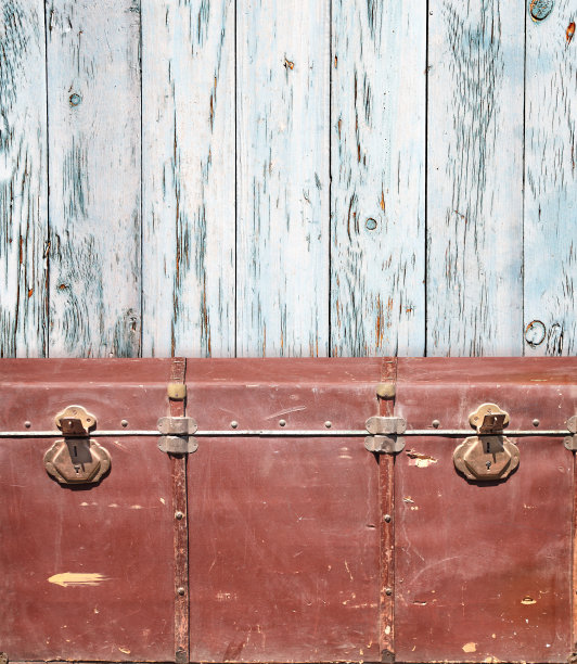 复古背景与红色复古胸部软垫在皮革与黄铜扣和墙壁与木板。产品显示模板。破旧别致的风格背景。文本复制空间图片下载