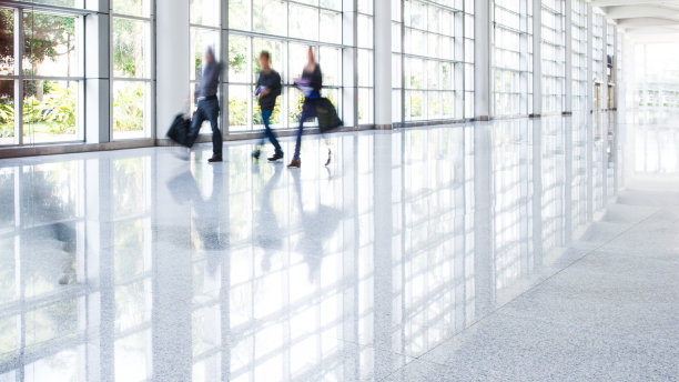 一群商务人士涌进大厅图片下载