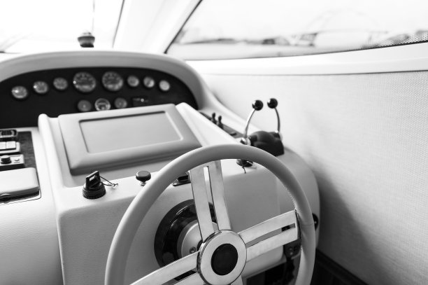 豪华游艇舱内的方向盘图片下载
