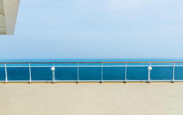 豪华游轮甲板和蓝天图片下载