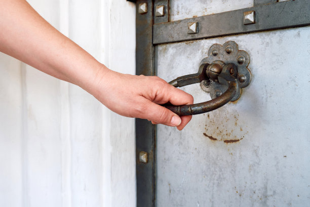 一个女人的手打开了一扇古老的门图片下载