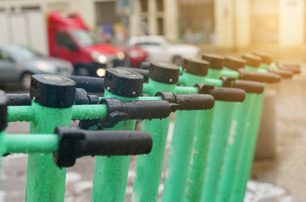 公共电动滑板车站在欧洲城市的中心。图片下载