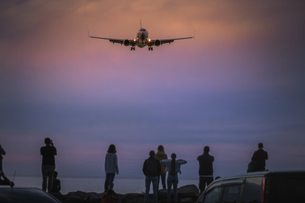 客机在日落时降落图片下载