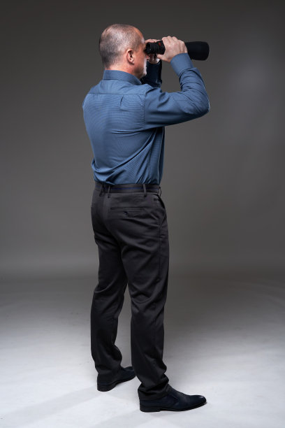 拿着双筒望远镜的商人图片下载