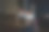 年轻的异族夫妇看着笔记本电脑讨论网上家族生意，在家工作到很晚图片下载