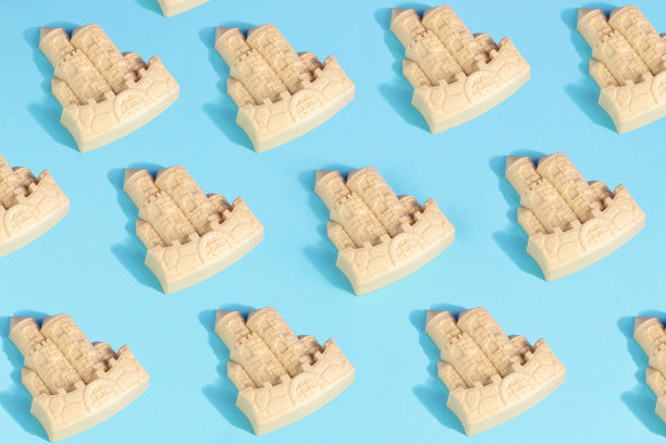 沙滩城堡模具图案的夏天平坦奠定夏天的概念在蓝色的背景图片下载