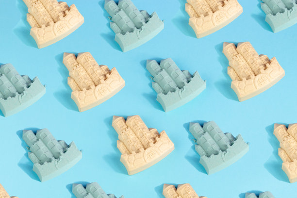 蓝色的沙城堡和城堡模具图案的夏季海滩概念在蓝色的背景图片下载