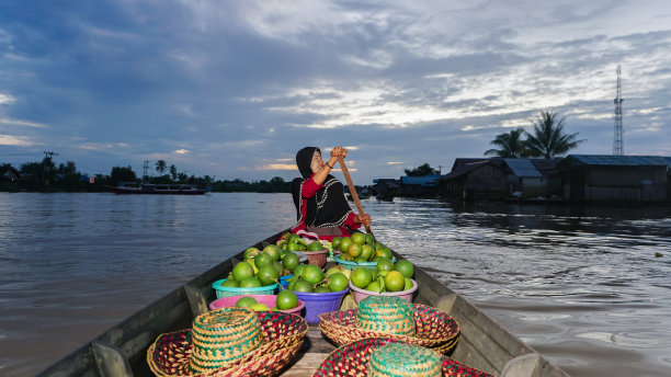 南加里曼丹，水上市场的卖主划船到乐班丹水上市场图片下载