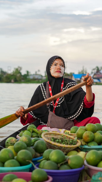 南加里曼丹，水上市场的卖主划船到乐班丹水上市场图片下载