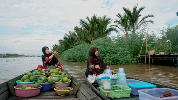 南加里曼丹，水上市场的卖主划船到乐班丹水上市场图片下载