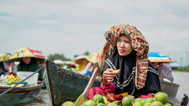 南加里曼丹，水上市场的卖主划船到乐班丹水上市场图片下载