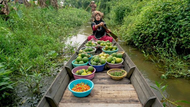 南加里曼丹，水上市场的卖主划船到乐班丹水上市场图片下载