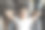 快乐的女婴，5岁，戴着耳机坐在椅子上听音乐图片下载