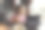 一个5岁的小女孩，手里拿着一杯果汁，坐在咖啡馆里图片下载