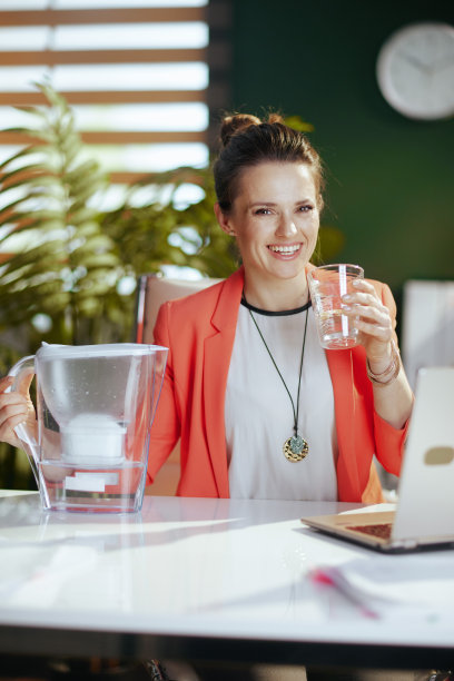 绿色办公室里快乐的女企业主肖像图片下载