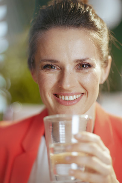 快乐的现代小企业主女性在现代绿色办公室图片下载