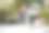 快乐的现代商业女性在工作时伸出双手图片下载