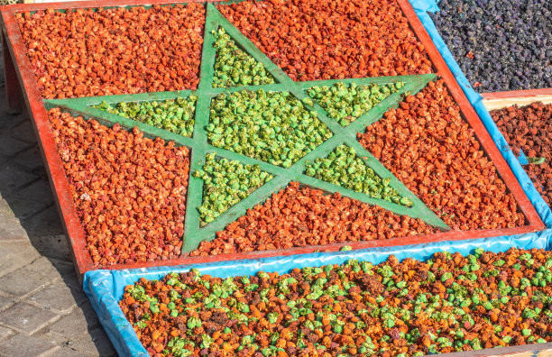 摩洛哥马拉喀什香料集市上的摩洛哥国旗图片下载