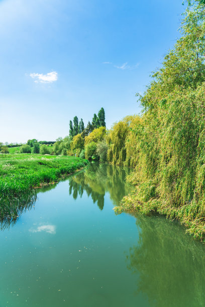 这是英国米尔顿凯恩斯村的一张照片，照片上有一个大湖图片下载