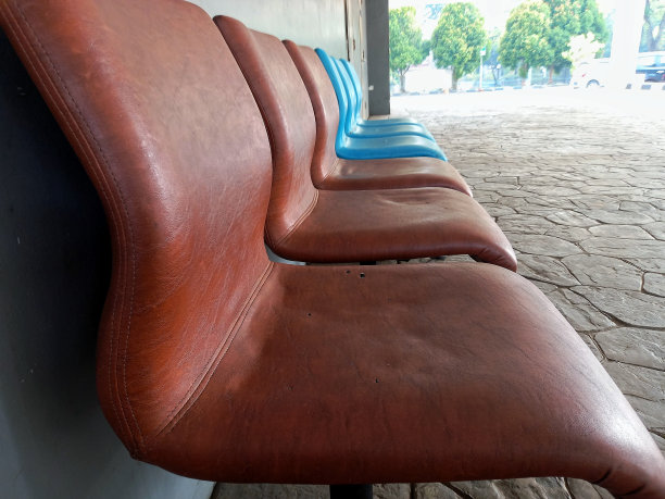 在停车场等候的座位。图片下载