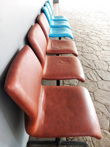 在停车场等候的座位。图片下载