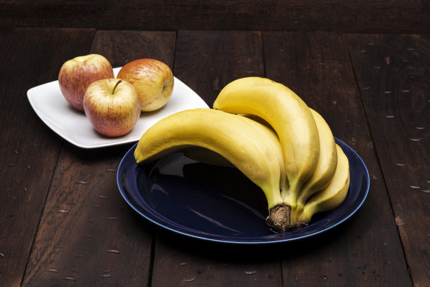 香蕉和红苹果水果图片下载