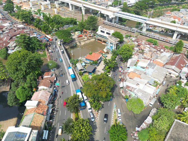 交通和城市空间规划和社区活动在拥挤的雅加达，印度尼西亚的广阔视野图片下载