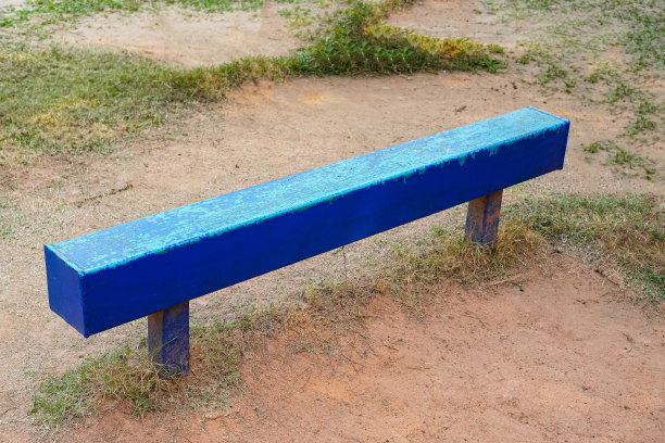 图为在公共操场上，用废弃的废金属制成的蓝色钢凳，供人们坐着放松。图片下载