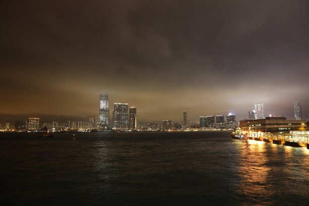 香港维多利亚港城市天际线雾夜图片下载