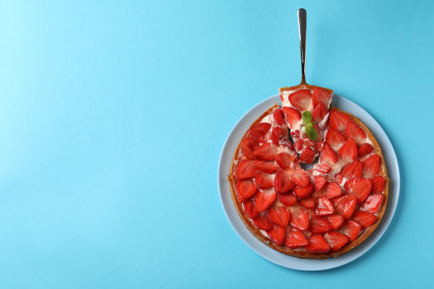 蓝色背景草莓挞，留出文字空间图片下载