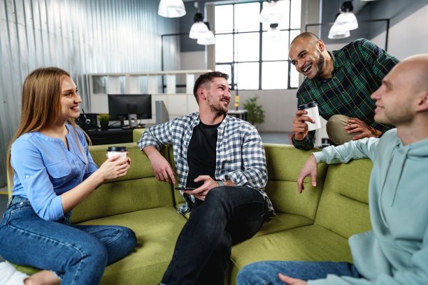 年轻的商人在办公室喝咖啡休息时聊天图片下载