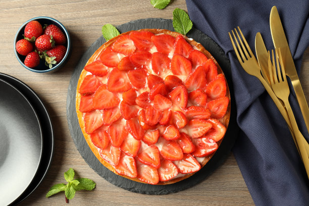 木质餐桌上草莓挞的美食概念图片下载
