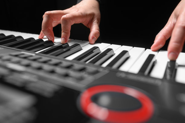 在黑暗的背景下弹奏钢琴合成器图片下载