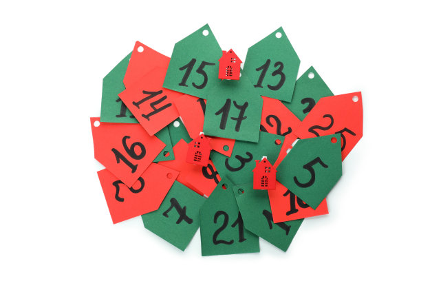 降临节日历标签和红色的房子孤立在白色的背景图片下载