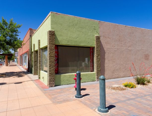 新墨西哥州拉斯克鲁塞斯市中心色彩柔和的建筑角落和人行道图片下载