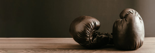 木桌上的拳击手套图片下载