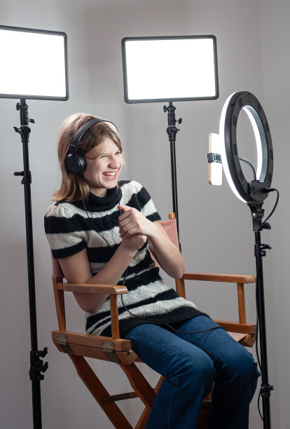 有影响力的博主女孩用戒指灯制作视频图片下载