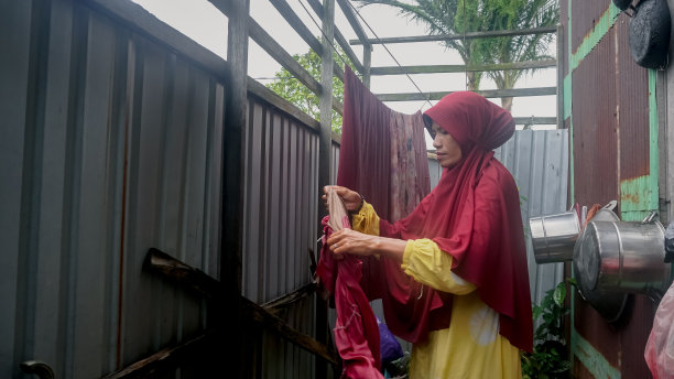 女人们在厨房里洗衣服，晒衣服图片下载